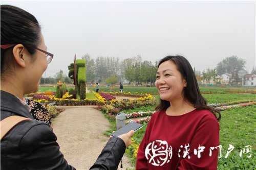 游虹彩 訪游客 門(mén)戶君傳遞正能量！