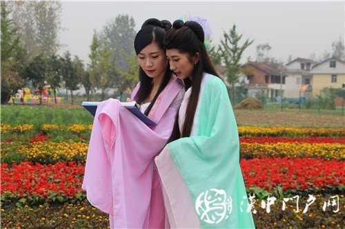 游虹彩 訪游客 門(mén)戶君傳遞正能量！