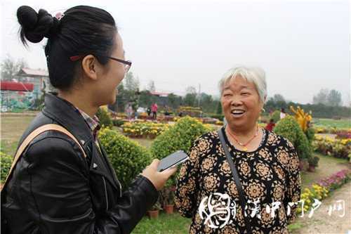 游虹彩 訪游客 門(mén)戶君傳遞正能量！