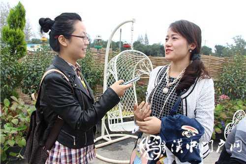 游虹彩 訪游客 門(mén)戶君傳遞正能量！