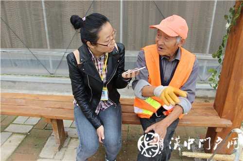 游虹彩 訪游客 門(mén)戶君傳遞正能量！