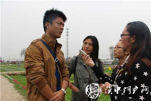 游虹彩 訪游客 門(mén)戶君傳遞正能量！