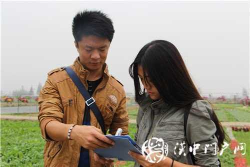 游虹彩 訪游客 門(mén)戶君傳遞正能量！