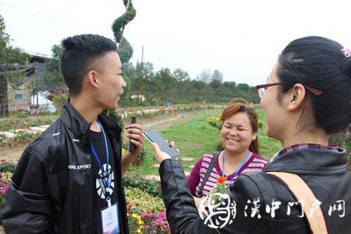 游虹彩 訪游客 門(mén)戶君傳遞正能量！