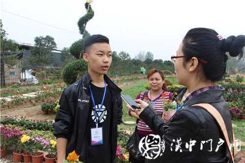 游虹彩 訪游客 門(mén)戶君傳遞正能量！