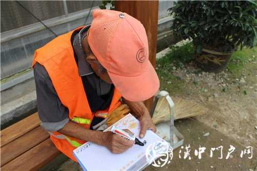 游虹彩 訪游客 門(mén)戶君傳遞正能量！