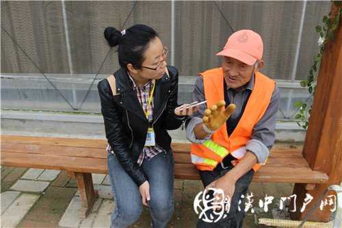 游虹彩 訪游客 門(mén)戶君傳遞正能量！