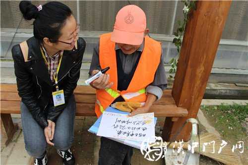 游虹彩 訪游客 門(mén)戶君傳遞正能量！