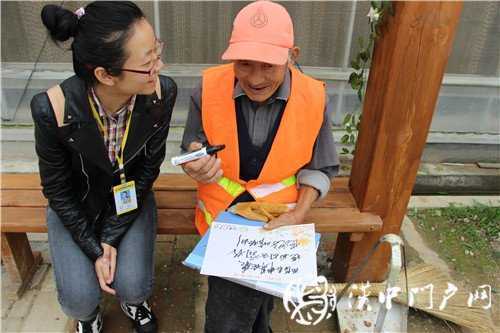 游虹彩 訪游客 門(mén)戶君傳遞正能量！