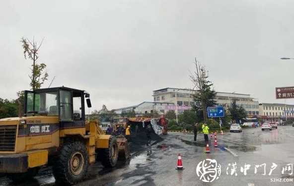 贊！拉煤車側(cè)翻 交警緊急救援 4個小時“還原”路面