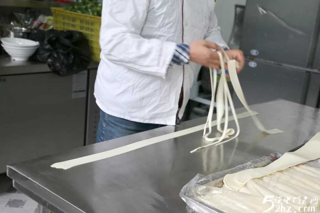古鎮(zhèn)里的草帽面館，還藏著這樣的故事！