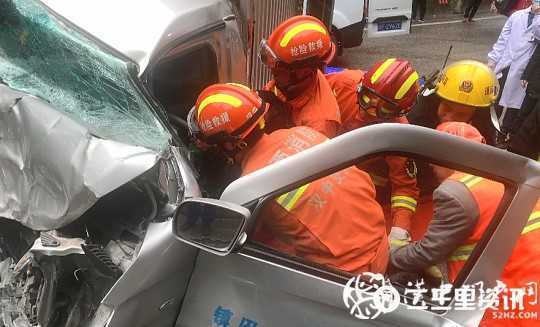 鎮(zhèn)巴210國道兩車相撞2人被困，消防緊急救援