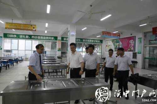 陜西省副省長(zhǎng)方光華到龍崗學(xué)校視察