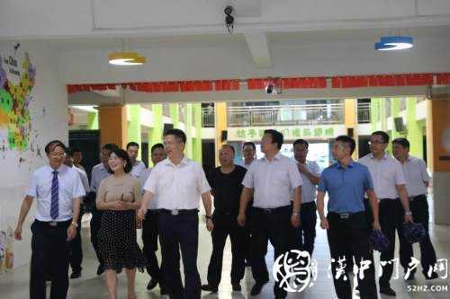 陜西省副省長(zhǎng)方光華到龍崗學(xué)校視察