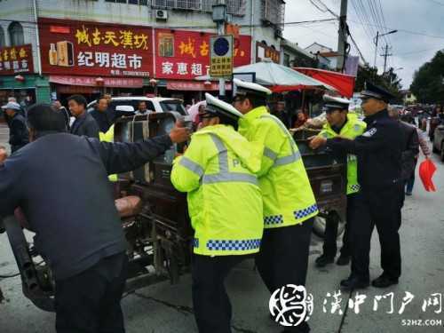 賣桔途中車壞了，一車桔子被撂馬路中央，民警趕忙幫轉(zhuǎn)移
