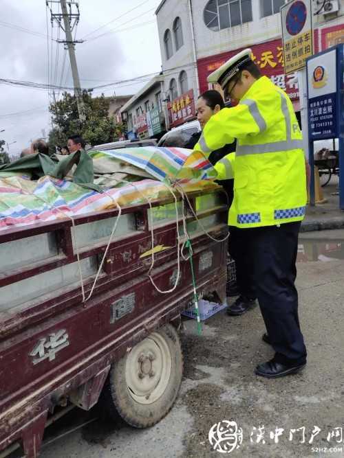 賣桔途中車壞了，一車桔子被撂馬路中央，民警趕忙幫轉(zhuǎn)移