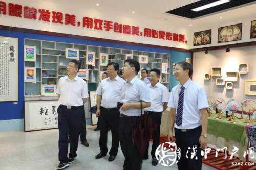 陜西省副省長(zhǎng)方光華到龍崗學(xué)校視察