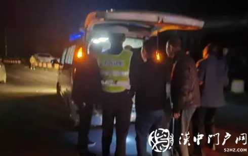 勉縣發(fā)生一起交通事故，一輛面包車將一老人撞倒