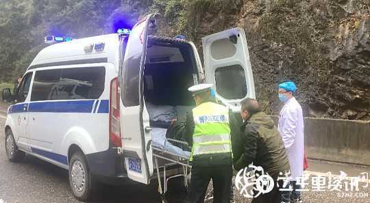 鎮(zhèn)巴210國道兩車相撞2人被困，消防緊急救援