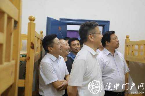陜西省副省長(zhǎng)方光華到龍崗學(xué)校視察
