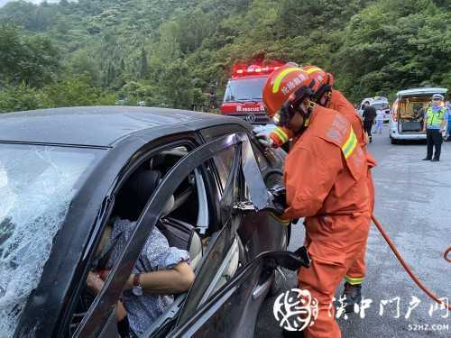 小轎車和大掛車迎面相撞，司機(jī)被困駕駛室，消防急救援