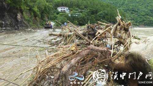 略陽多條道路塌方中斷，交通部門緊急搶修保暢通！