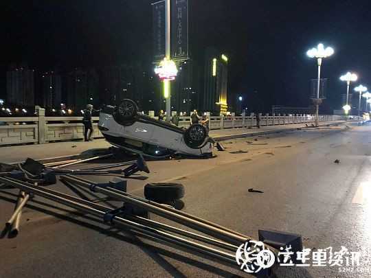 二號(hào)橋上一轎車出事故仰翻，無人員傷亡