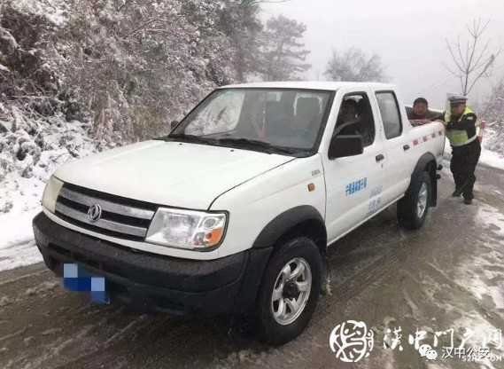 以雪為令！漢中公安交警迎風(fēng)戰(zhàn)雪“凍”真格！