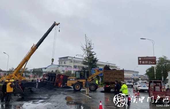 贊！拉煤車側(cè)翻 交警緊急救援 4個小時“還原”路面