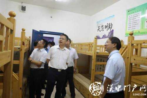 陜西省副省長(zhǎng)方光華到龍崗學(xué)校視察
