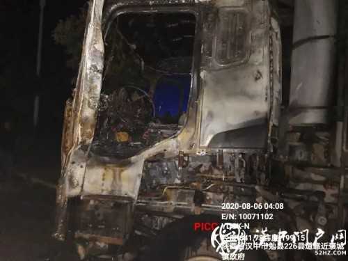 因輪胎著火，大貨車凌晨四點(diǎn)發(fā)生自燃