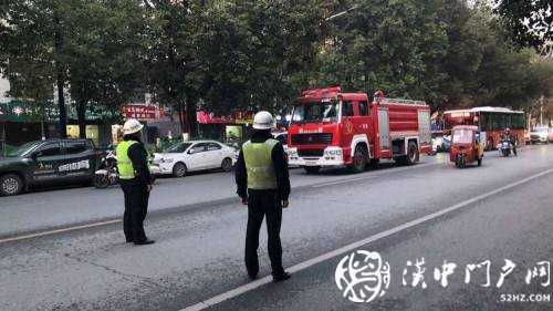 巡邏路上遇起火，漢中交警全力協(xié)助消防人員撲滅火情