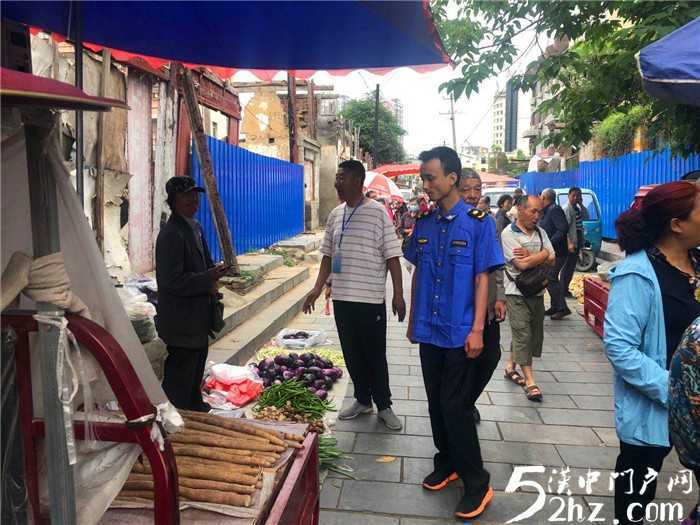 漢臺(tái)區(qū)東關(guān)街道辦事處部門聯(lián)動(dòng)清理危房待拆區(qū)攤點(diǎn)，消除安全隱患