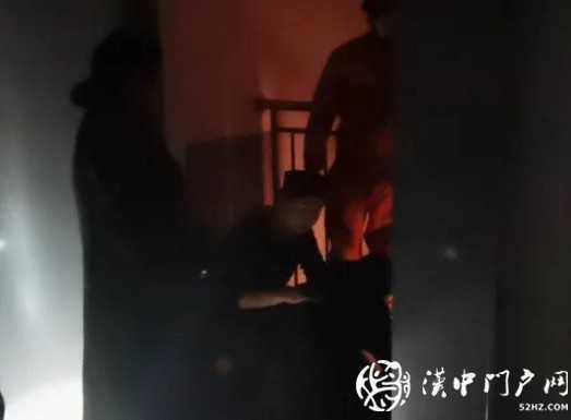 西鄉(xiāng)男子欲跳樓，消防一把拽住其胳膊！