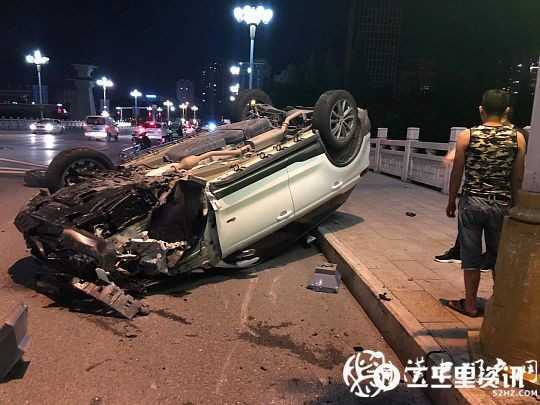 二號(hào)橋上一轎車出事故仰翻，無人員傷亡