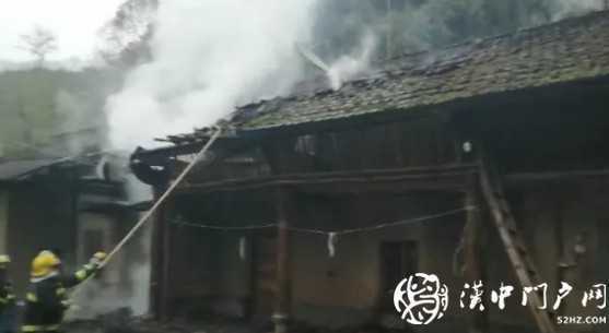 漢中2處房屋著火，消防員緊急救援