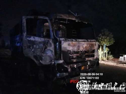因輪胎著火，大貨車凌晨四點(diǎn)發(fā)生自燃
