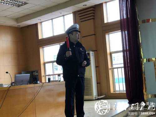 今天，交警為外賣小哥點了份“交通安全餐”
