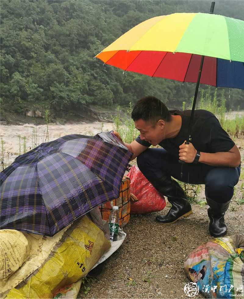 流浪老人被困暴雨中，鎮(zhèn)村干部施救解危難 ——碑壩鎮(zhèn)“五個(gè)大走訪、辦好民生事”黨史學(xué)習(xí)教育實(shí)踐活動(dòng)紀(jì)實(shí)