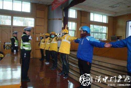 今天，交警為外賣小哥點了份“交通安全餐”