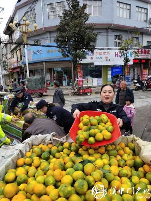 賣桔途中車壞了，一車桔子被撂馬路中央，民警趕忙幫轉(zhuǎn)移