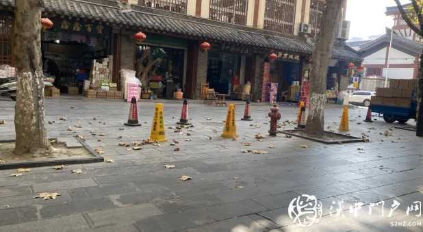 【曝光】利用禁停錐桶做文章，漢中這家醫(yī)院的小廣告一夜布滿幾條街！