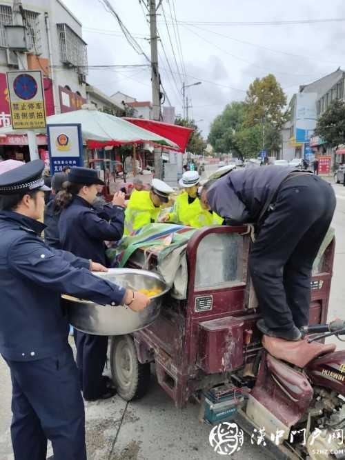 賣桔途中車壞了，一車桔子被撂馬路中央，民警趕忙幫轉(zhuǎn)移