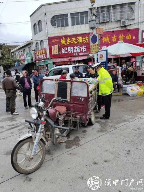 賣桔途中車壞了，一車桔子被撂馬路中央，民警趕忙幫轉(zhuǎn)移