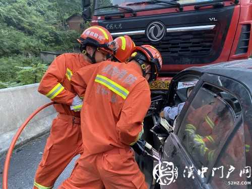 小轎車和大掛車迎面相撞，司機(jī)被困駕駛室，消防急救援