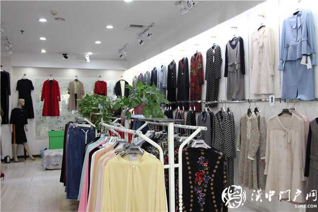 運達九龍商城負一樓商戶對運達批發(fā)市場感謝贈旗！