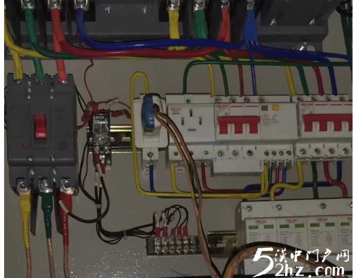 電梯突然下墜！西安一小區(qū)有人樓頂燒烤 私接機房電線