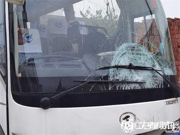 陜飛公司通勤車撞上騎電動車上學(xué)母女倆，致兩人不幸身亡
