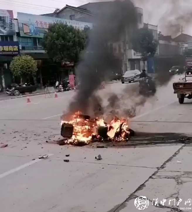 西鄉(xiāng)一轉(zhuǎn)盤突發(fā)事故，摩托車起火燃燒！
