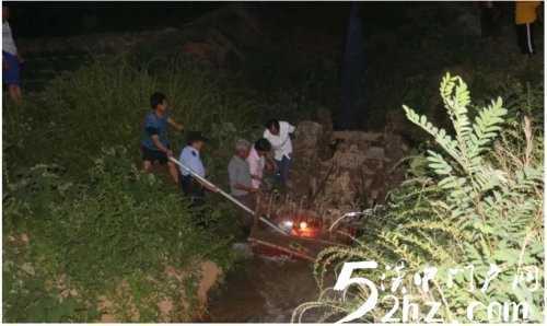 漢中一村民駕駛拖拉機(jī)倒翻水渠，身亡！